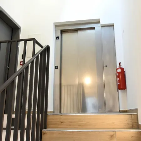 Beer & Wine House Apartment *