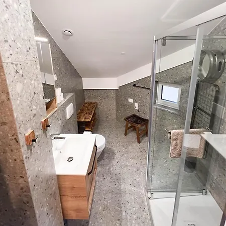 Beer & Wine House Apartment *